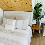 Stylish Cozy One Bedroom Studio With Free Parking